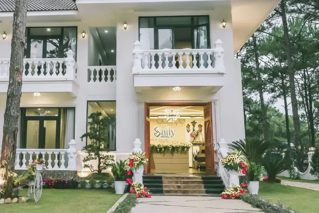 Mặt tiền Sally Hotel Măng Đen giữa đồi thông